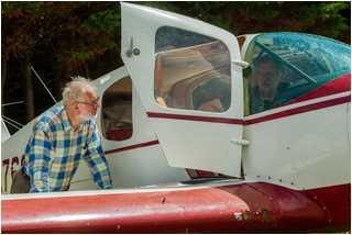 Bellanca Cruisemaster N7600E with Neil Geddes and Howard Cox comparing notes